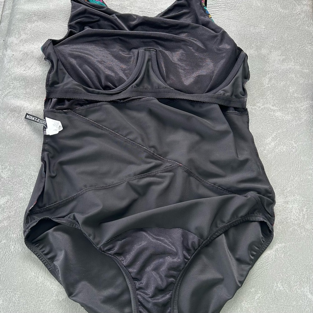 Miraclesuit Raya De Sol Brio One-Piece Slimming Swimsuit - Picture 9 of 9